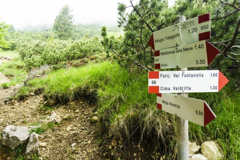 An der Abzweigung mit dem Weg 66. Wir bleiben auf dem Weg 652