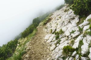 Schmal führt der Weg nach dem Steilstück weiter am Hang entlang.