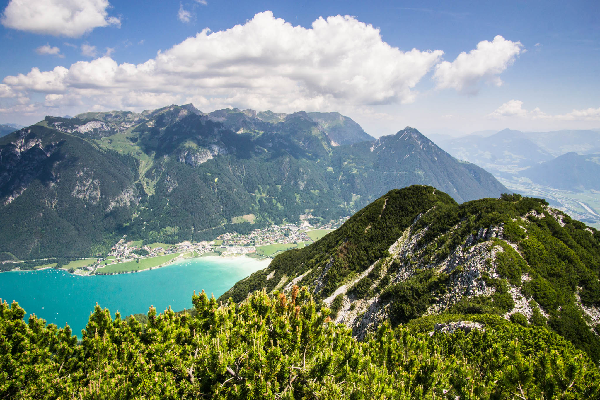 Blick vom Gipfel des Bärenkopfs über den Achensee auf das Rofan. Und ein kleines Stück Inntal ist auch zu sehen