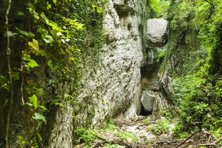 Die beiden Felsen, der obere klemmt zwischen den Wänden, neben dem unteren ist der Höhleneingang