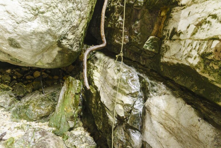 Rechts neben dem unteren Felsen fließt das Wasser herab und hier hängt das alte Kletterseil