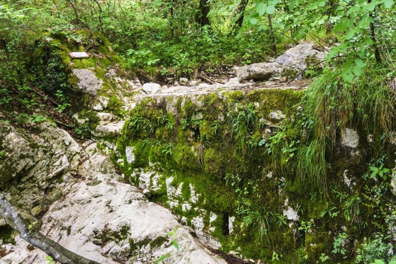 Die erste Mauer lässt scih links leicht überwinden