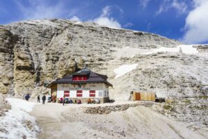 Das Rifugio Forcella Pordoi, noch geschlossen