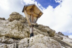 Ein Wegkreuz nahe des Rifugio Forcella Pordoi