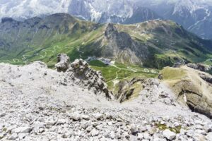 Ein Blick vom Gipfelkreuz hinunter auf den Passo Pordoi