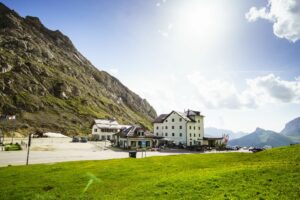 Das Hotel direkt auf dem Passo Pordoi, gegenüber der Seilbahn
