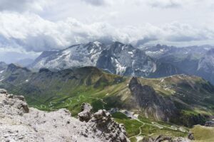 Blick auf Passo Pordoi und Marmolada