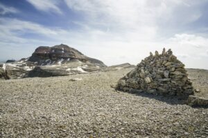 Eine etwas seltsame Steinskulptur, im Hintergrund der Piz Boè