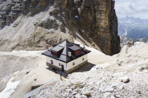 Auf den letzten Metern zum Rifugio Forcella Pordoi. Im Hintergrund endet der Aufstiegsweg durch die Pordoischarte