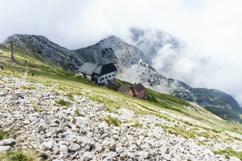 Das Rifugio Telegrafo am Monte Baldo, vom Gipfel der Cima Telegrafo aus gesehen.