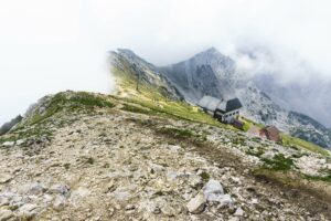 Etwa 50 Meter unterhalb des Gipfels steht die Hütte