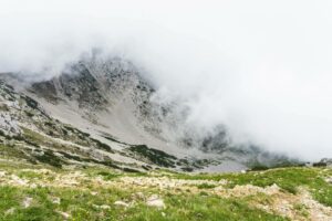 Manchmal geben die Wolken den Blick in das halbkreisfürmige Schuttkar frei