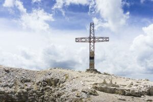 Das Gipfelkreuz des Sass Pordoi auf 2950 Metern Höhe