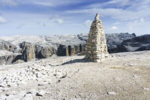 Eine der vier Steinpyramiden auf dem Weg zum Rifugio Forcella Pordoi
