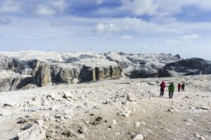 Wanderer auf dem Sass Pordoi, auf dem Weg zur Pordoischarte
