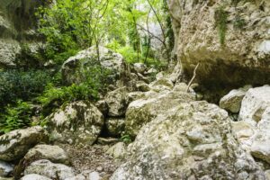 Es geht über Felsen aller Größen