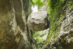 Der eingeklemmte Fels Balot tacà via am Ende des Val Torrente