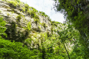 Zwischen den hohen Felswänden sieht man nur einen kleinen Streifen Himmel