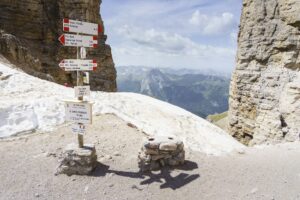 Wegweiser am Ausstieg der Forcella Pordoi Scharte