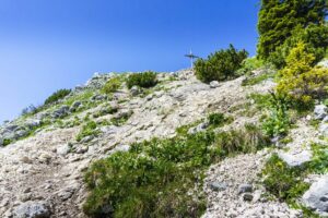 Auf den letzten Metern kann man sich seinen bevorzugten Weg durch Fels und Schoter suchen