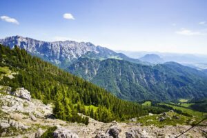Der Blick hinüber zum Wilden Kaiser. Etwas verdeckt durch das nahe Petersköpfl