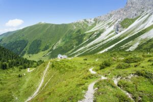 Die Adolf-Pichler-Hütte unterhalb der Kalkkögel