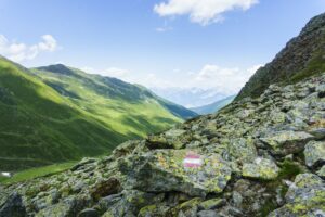 Teils über größere Felsen führt der Weg durch das sehr grüne Senderstal