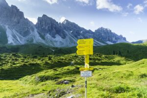 Bis zum Seeöchl wandern wir immer entlang der beeindruckenden Kalkkögel