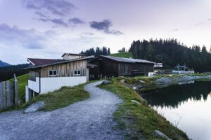 Direkt neben dem See sind die Blattlalm und mehrere Gebäude des Skigebiets
