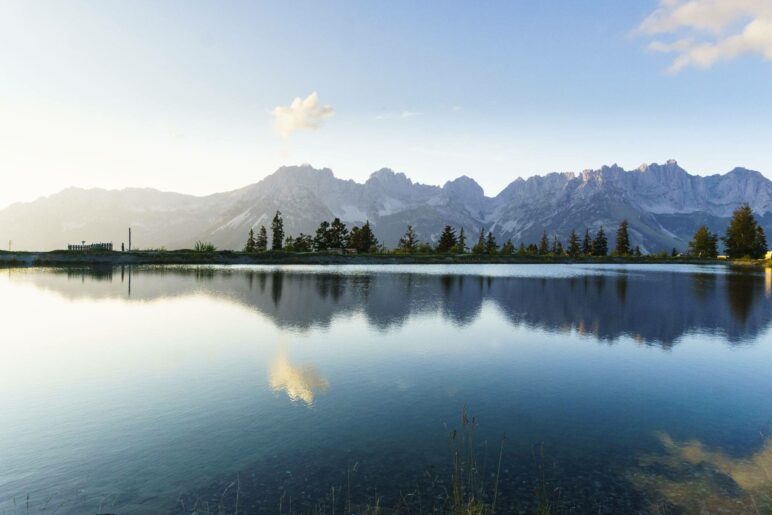 Der gesamte Wilde Kaiser spiegelt sich im Astbergsee