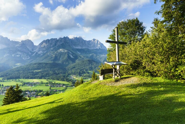 Das Hollenauer Kreuz auf 1020 Metern Höhe oberhalb von Going
