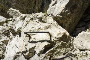 An einer Stelle helfen Trittbügel auf einen Felsen