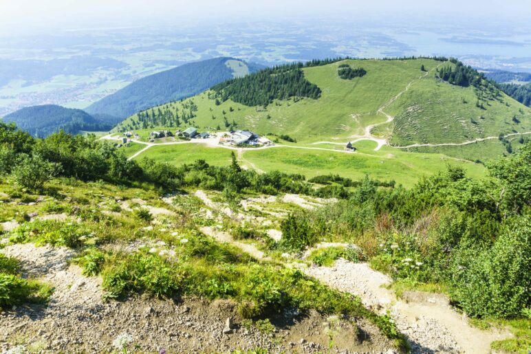 Abstieg zur Steinlingalm durch den Schotter