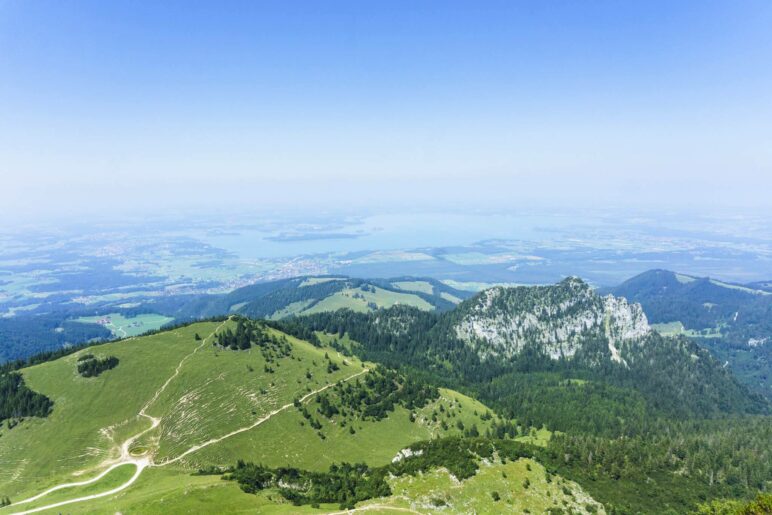 Chiemseeblick über Sulten und die felsige Gedererwand