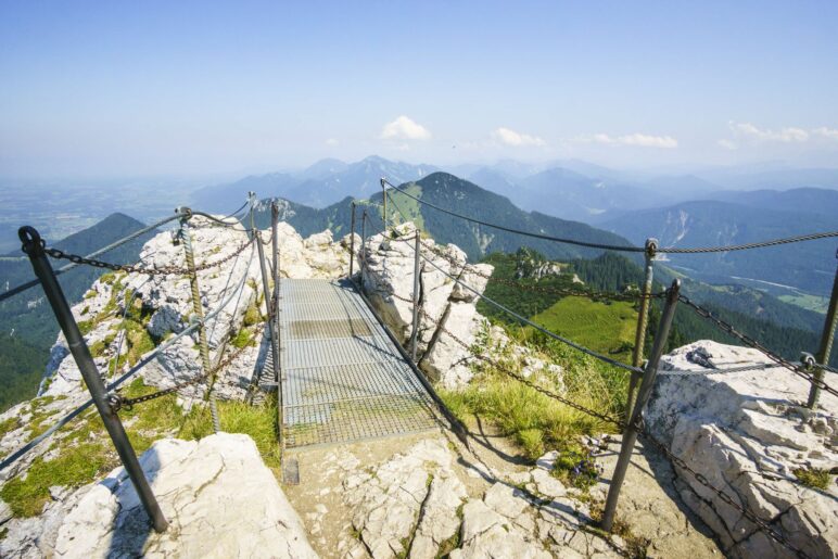 Die kurze Brücke vor dem Gipfelkreuz. Dahinter sieht man auf die Hochplatte