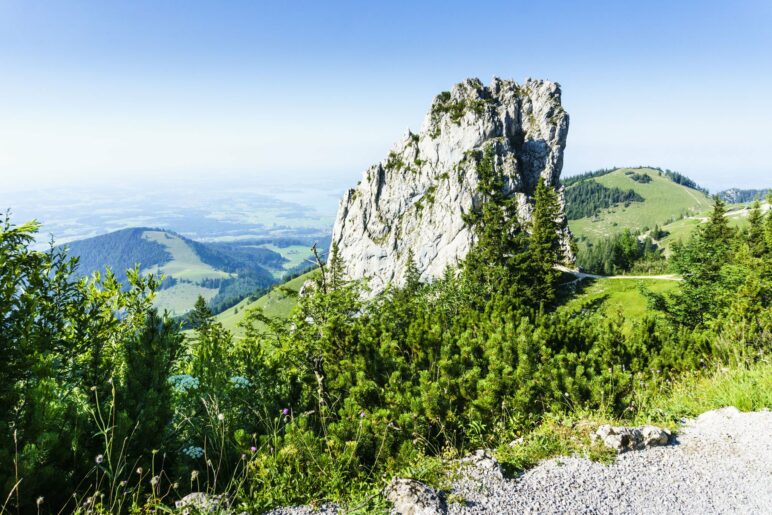 Vorbei am Staffelstein geht es zur Bergstation der Seilbahn