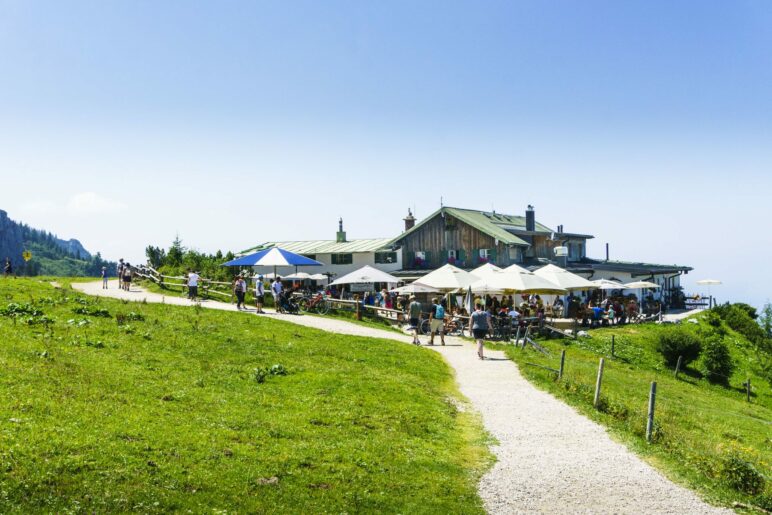 Die bekannte Steinlingalm unterhalb der Kampenwand Gifpfelfelsen