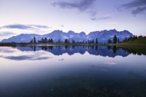 Der Wilde Kaiser spiegelt sich im Astbergsee