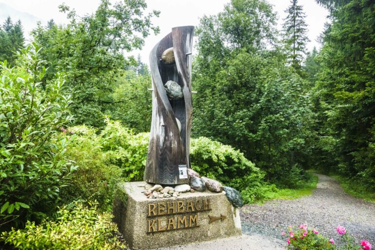 An dieser nicht zu übersehenden Skulptur beginnt der Weg durch die Rehbachklamm