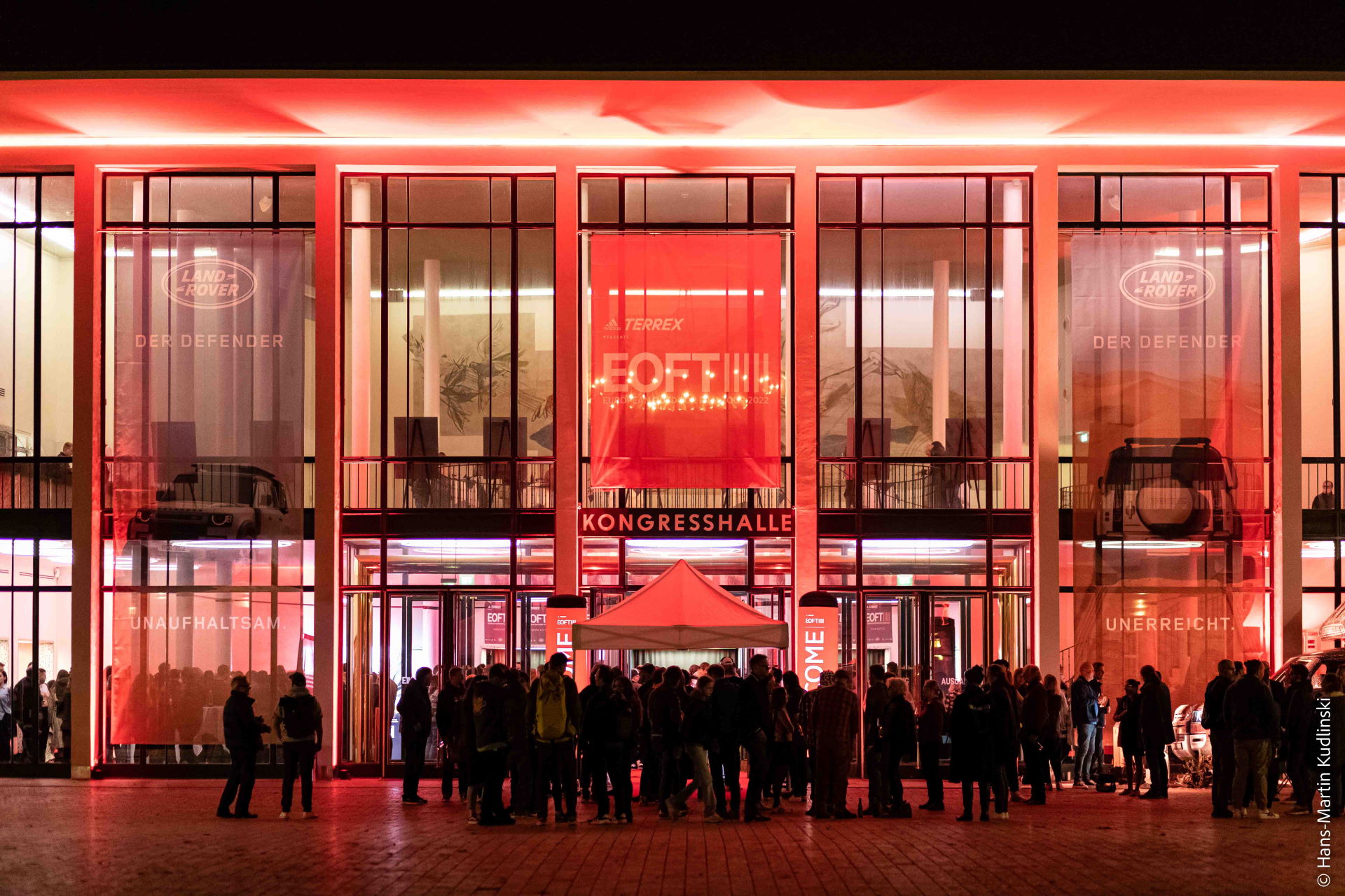 Die Alte Kongresshalle auf der Münchner Theresienhöhe leuchtet an diesem Abend ganz in EOFT-Rot - Foto: Hans-Martin Kudlinski