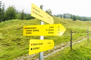 Von der Alm führen einige Wege weiter auf die umliegenden Berggipfel