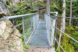 Die Hängebrücke über die kleine Schlucht in der Rehbachklamm