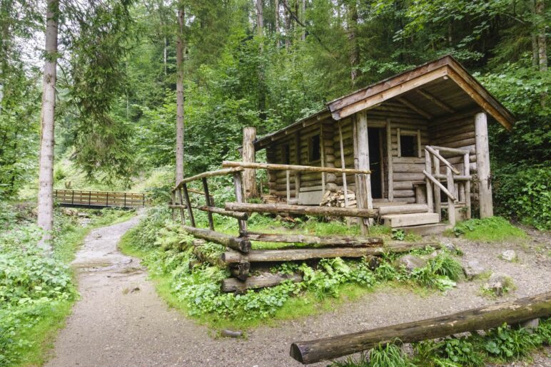 Die kleine Blockhütte am Beginn der Rehbachklamm