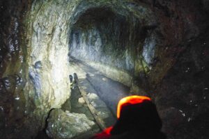 Mit der Stirnlampe im Bergbau-Stollen