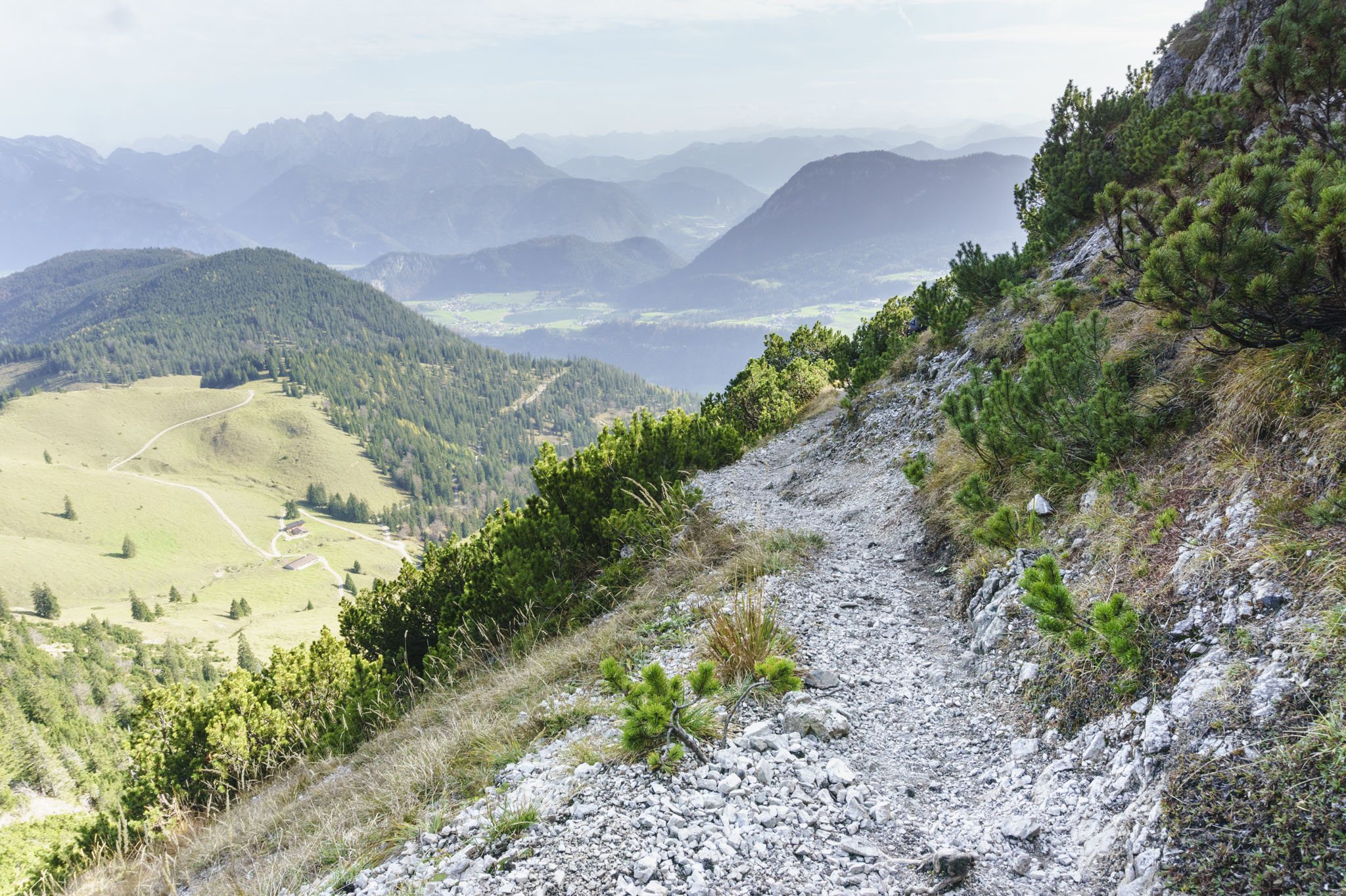 Abstieg vom Trainsjoch mit Bergblick