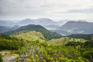 Der Blick vom Gipfel auf das Kainsergebirge, den Pendling und den Thiersee