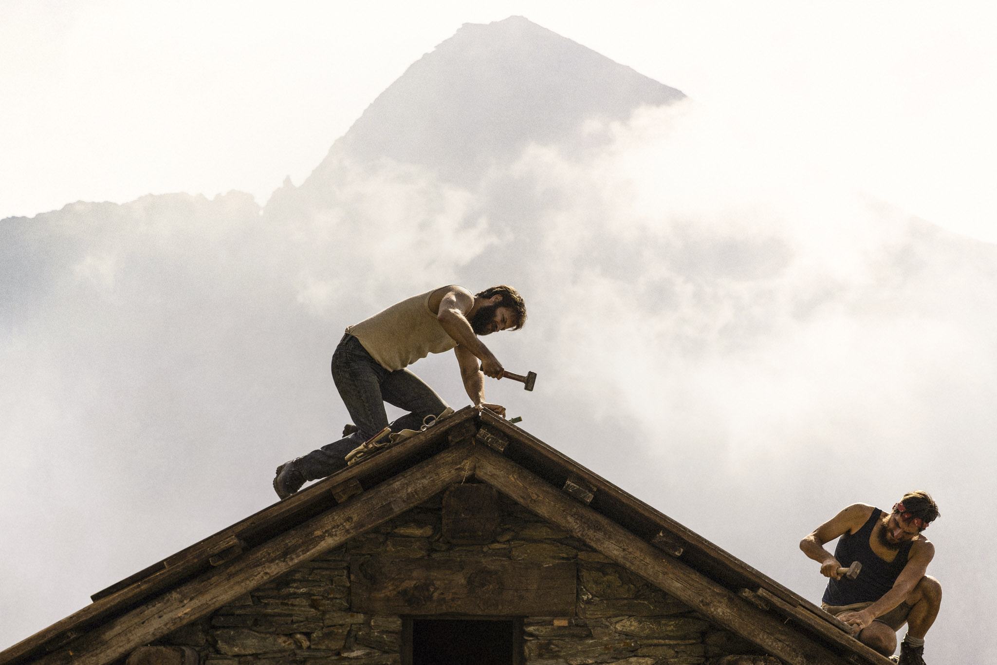 Pietro und Bruno bauen die Hütte oberhalb des Dorfes neu auf