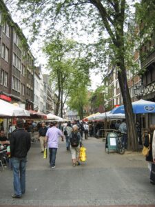 Die Bolkerstraße in der Düsseldorfer Altstadt. Links ist Heines Geburtshaus zu erkennen