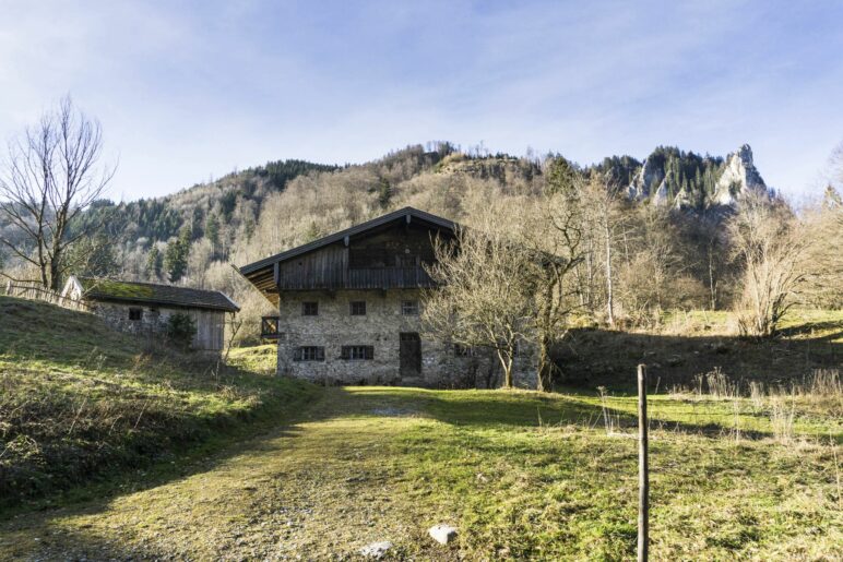 Der Bauer am Berg, ist nicht zu übersehen. Zwischen den Häusern geht es auf den Sommerweg