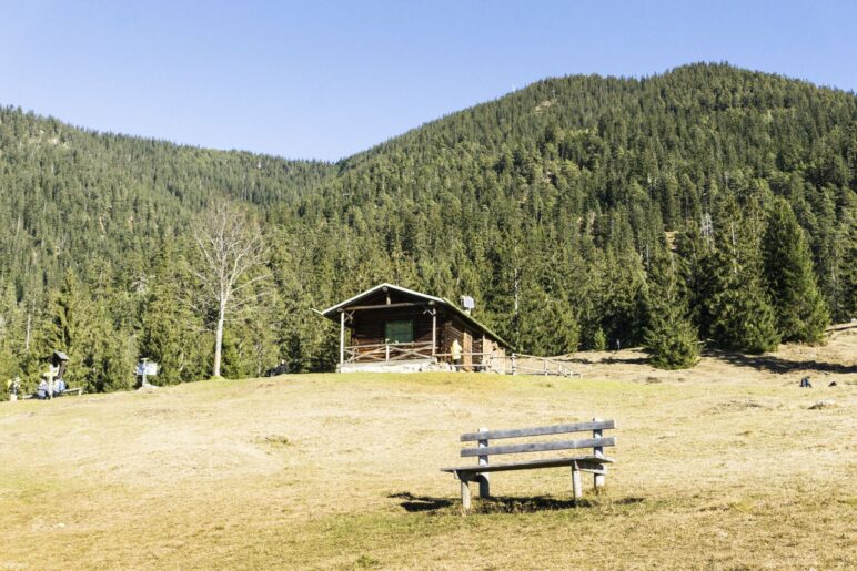 An der Eckenhütte. Im Hintergrund sieht man die Antenne auf dem Gipfel des Wank